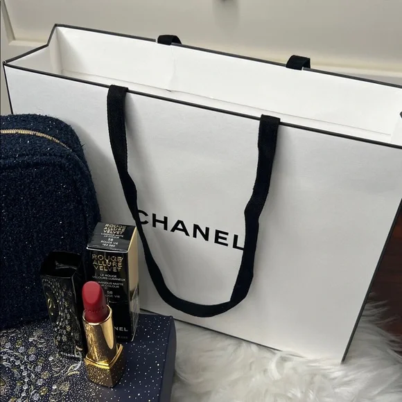 Chanel Limited Set:Serum, Lipstick, Cosmetic Bag, A Card, Ribbons & Shopping Bag - Picture 15 of 17